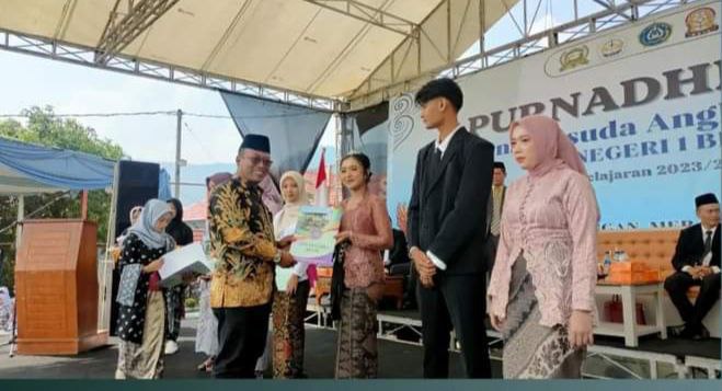 Purnadiksa/Purna wisuda Angkatan 2023-2024 SMAN1 Kec. Belik.