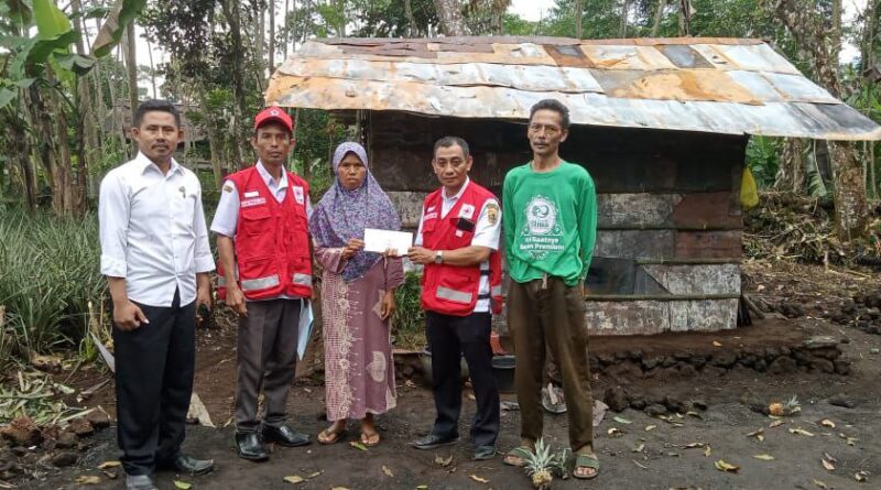 PMI Kecamatan Belik Berikan Bantuan kepada Korban Kebakaran di Mendelem