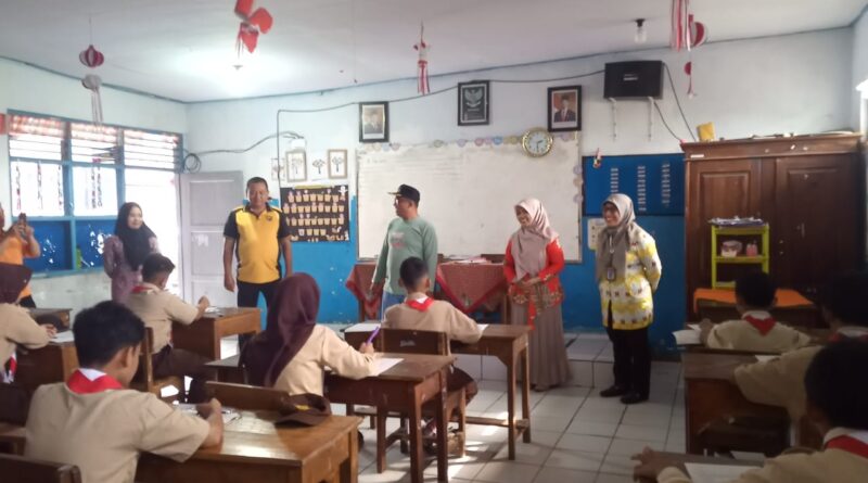 Camat Belik dan Kapolsek Monitoring Ujian Sekolah di SDN 01 Belik