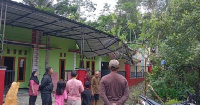 Rumah Warga Jurang Jero Tertimpa Pohon Roboh Akibat Angin Kencang.