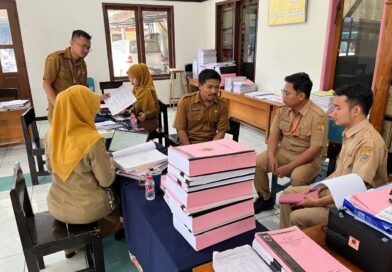 Dampingi Inspektorat dalam Monitoring dan Evaluasi AMJ di Balai Desa Belik Belik.