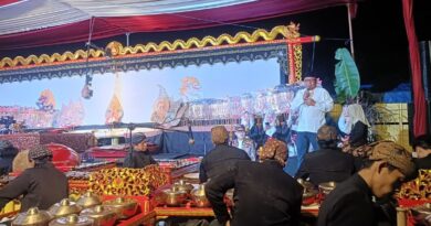 Camat Belik Hadiri Pagelaran Wayang Kulit Semalam Suntuk dalam Rangka Ruwat Bumi Desa Bulakan 2026.