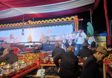 Camat Belik Hadiri Pagelaran Wayang Kulit Semalam Suntuk dalam Rangka Ruwat Bumi Desa Bulakan 2026.