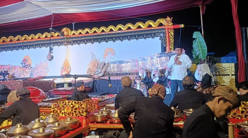 Camat Belik Hadiri Pagelaran Wayang Kulit Semalam Suntuk dalam Rangka Ruwat Bumi Desa Bulakan 2026.