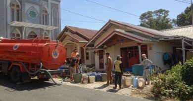 Kecamatan Belik dampingan Distribusi Air Bersih BPBD dan PMI Kabupaten Pemalang di Desa Belik dan Gombong. Kecamatan Belik dampingan Distribusi Air Bersih BPBD dan PMI Kabupaten Pemalang di Desa Belik dan Gombong.