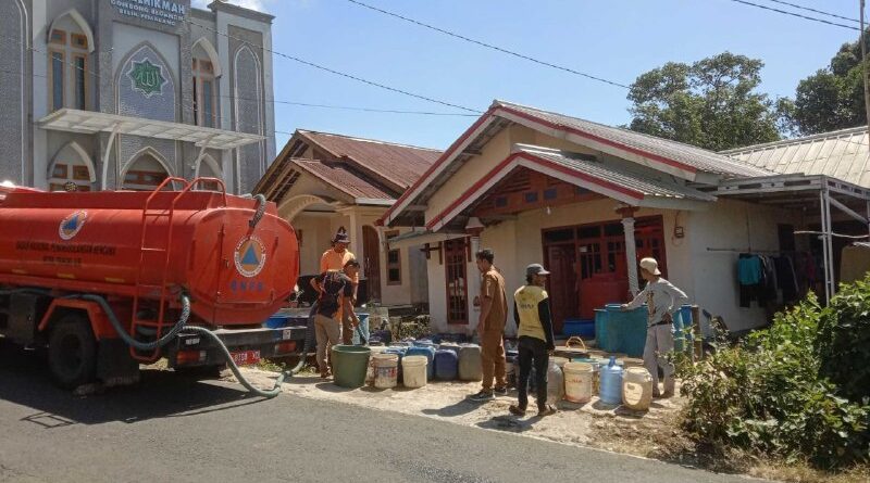 Kecamatan Belik dampingan Distribusi Air Bersih BPBD dan PMI Kabupaten Pemalang di Desa Belik dan Gombong. Kecamatan Belik dampingan Distribusi Air Bersih BPBD dan PMI Kabupaten Pemalang di Desa Belik dan Gombong.