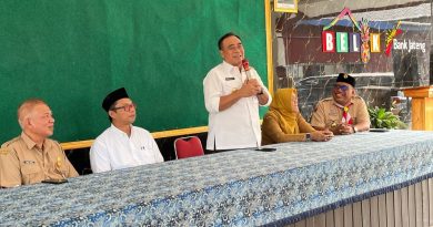 Plt Bupati Pemalang Nurkholes Serahkan Bantuan untuk Pedagang Terdampak Kebakaran Pasar Belik.