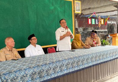 Plt Bupati Pemalang Nurkholes Serahkan Bantuan untuk Pedagang Terdampak Kebakaran Pasar Belik.