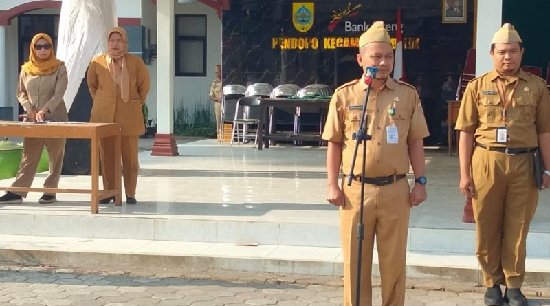 Kecamatan Belik menggelar apel pagi rutin yang diikuti oleh seluruh jajaran Aparatur Sipil Negara (ASN)