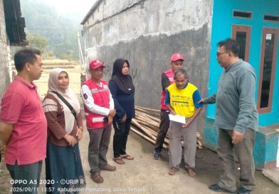 Bantuan Korban Rumah Rusak Diterjang Angin Kencang di Desa Beluk.