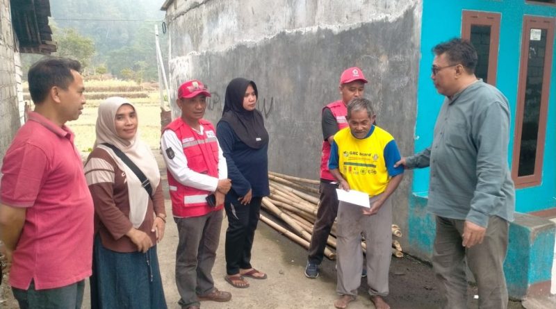 Bantuan Korban Rumah Rusak Diterjang Angin Kencang di Desa Beluk.